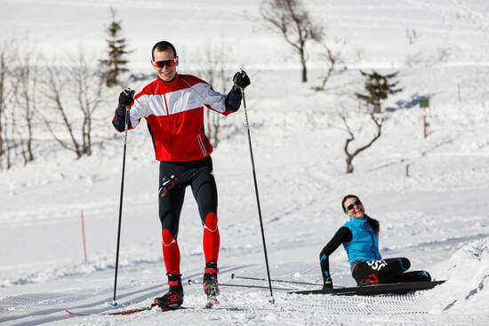 2 personnes qui font du ski de fond