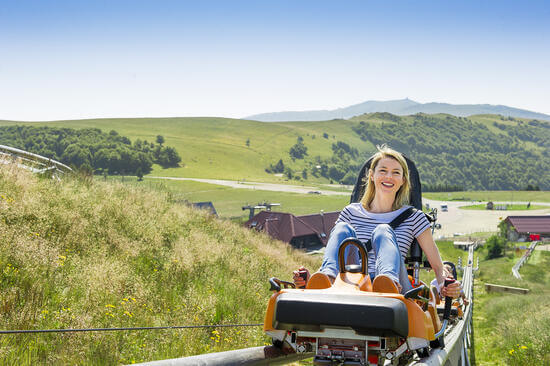 Une personne sur la luge sur rail