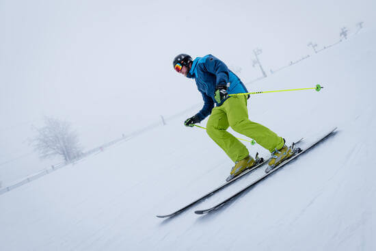 Un skieur sur une piste, vue de face en contre-plongé